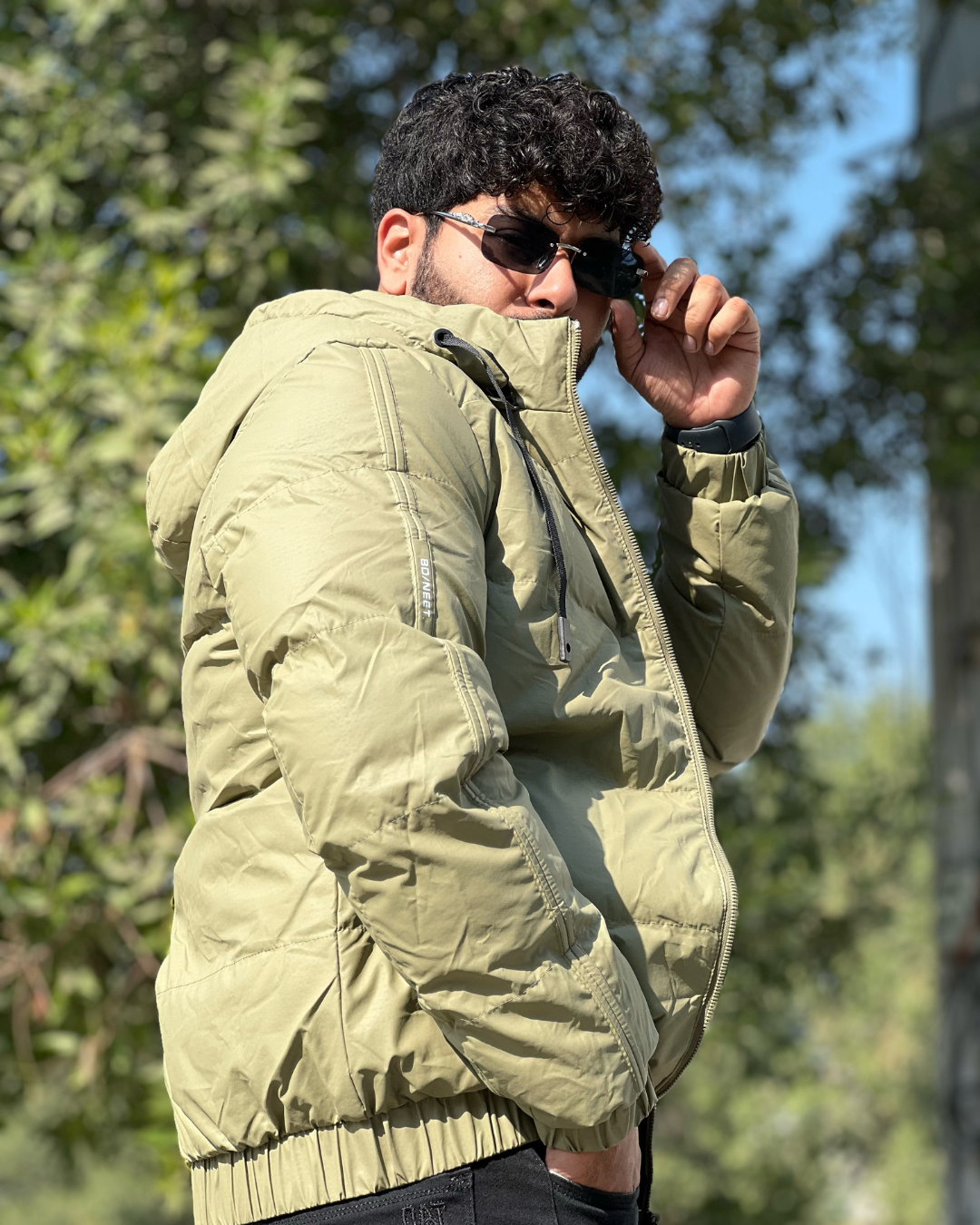 Men's Lightweight Hooded Puffer Jacket with Contrast Lining