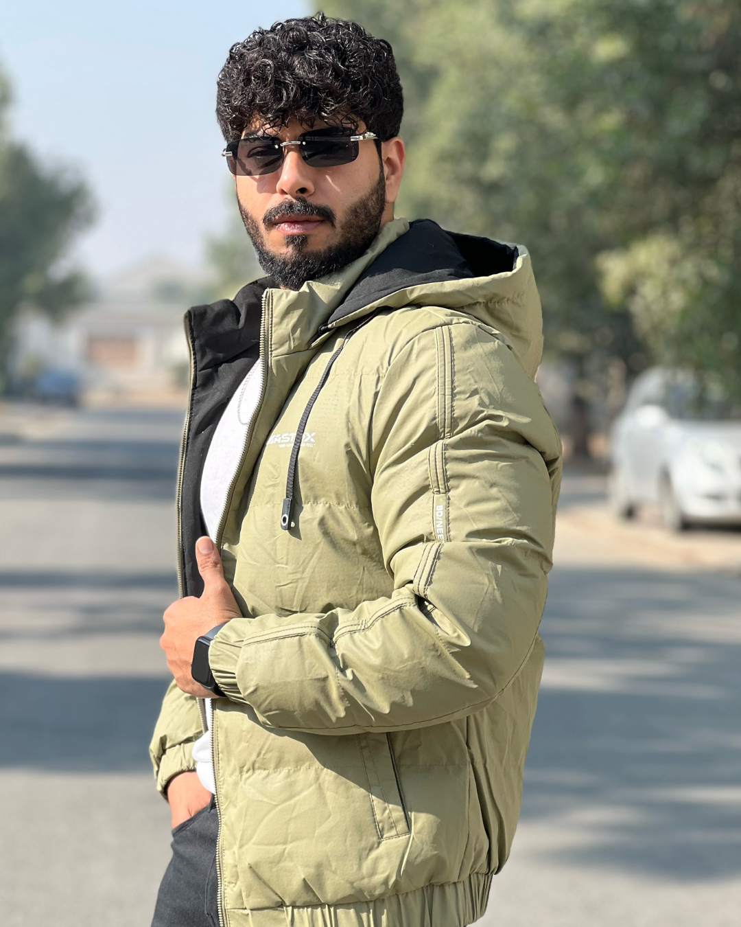 Men's Lightweight Hooded Puffer Jacket with Contrast Lining